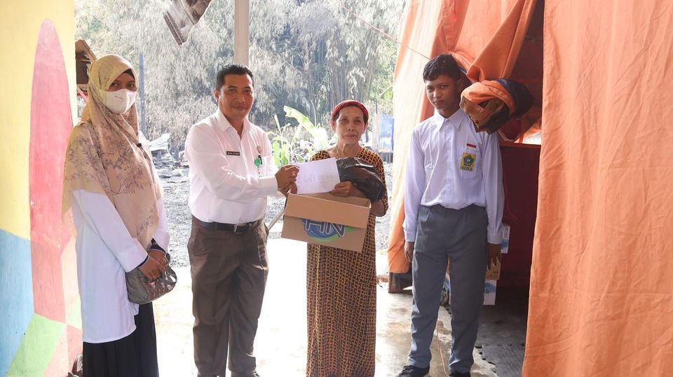 MAN 2 HSU Salurkan Donasi Untuk Siswa Korban Kebakaran