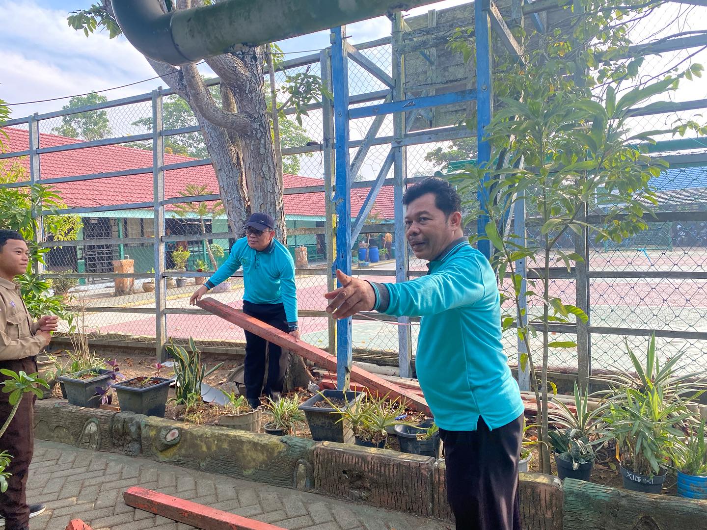 Terapkan Perilaku Hidup Bersih dan Sehat, MAN 2 HSU Lakukan Giat Bersih