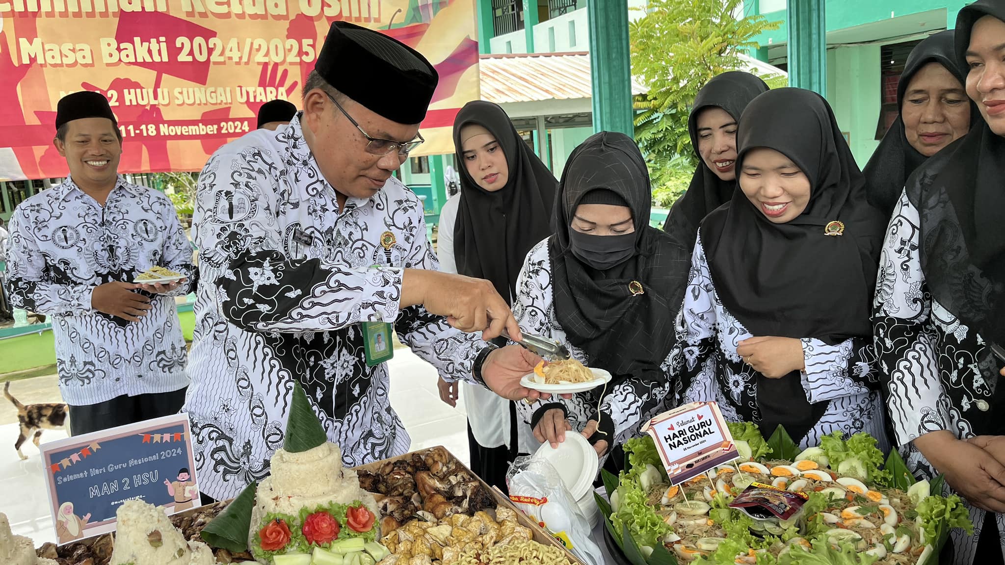 MAN 2 HSU Peringati Hari Guru Nasional Dengan Pemotongan Nasi Tumpeng