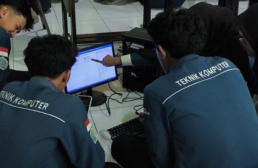 Dukung Kelancaran TKA, Siswa TKJ MAN 2 HSU Optimalkan Jaringan dan Komputer