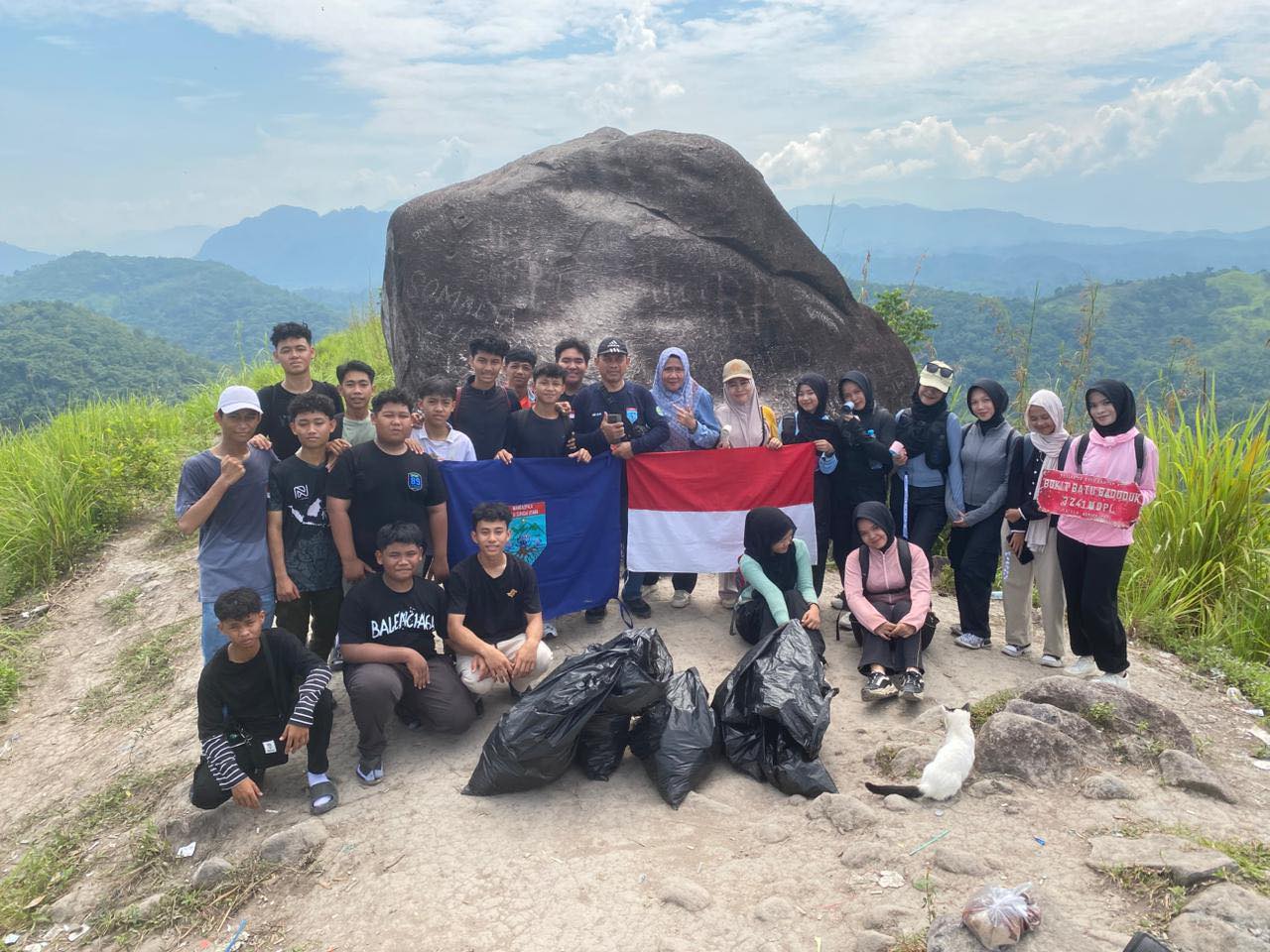 Siswa Pecinta Alam MAN 2 HSU Jelajah Keindahan dan Jaga Kelestarian Alam