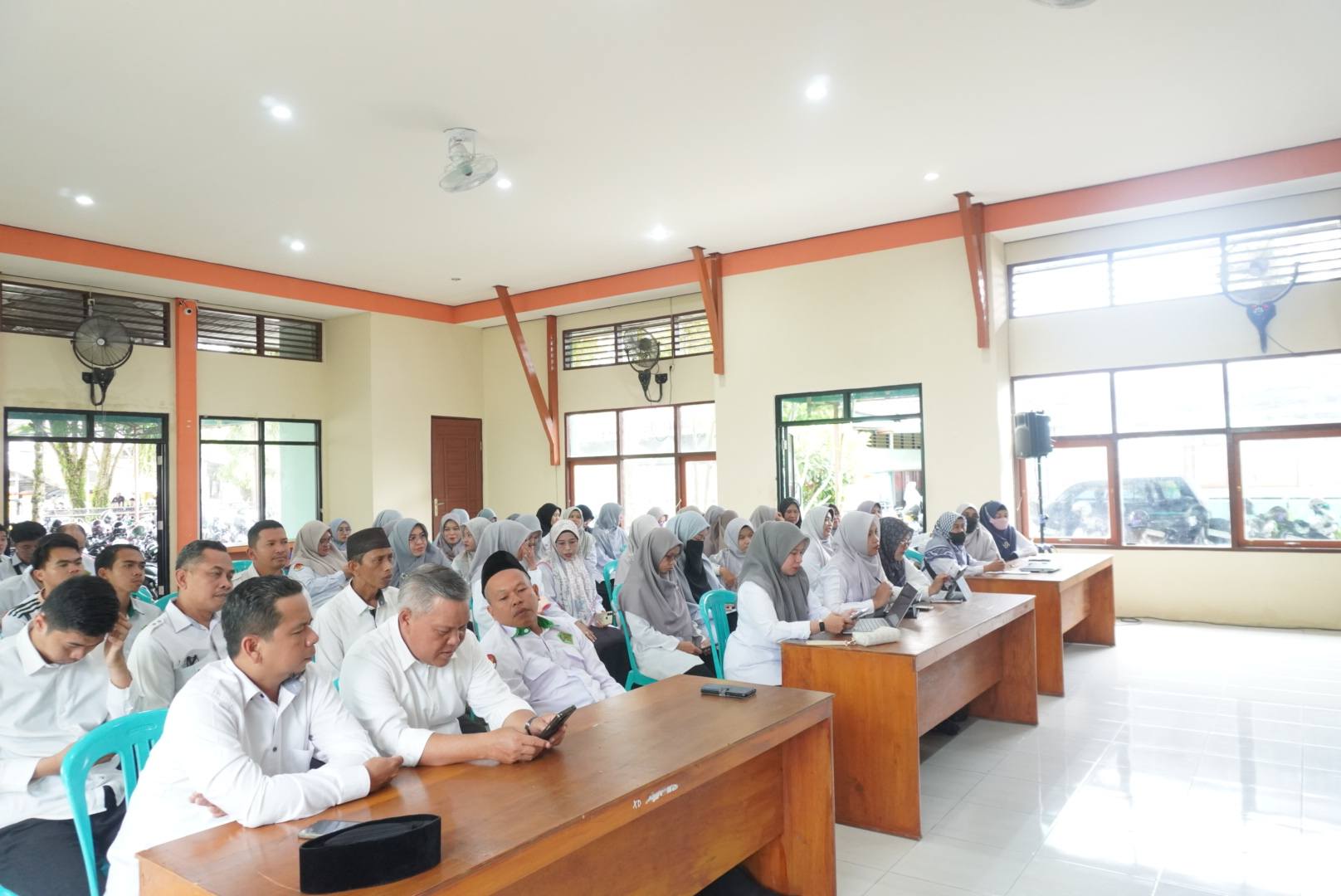Tingkatkan Mutu Layanan Pendidikan, MAN 2 HSU Laksanakan Rapat Bulanan