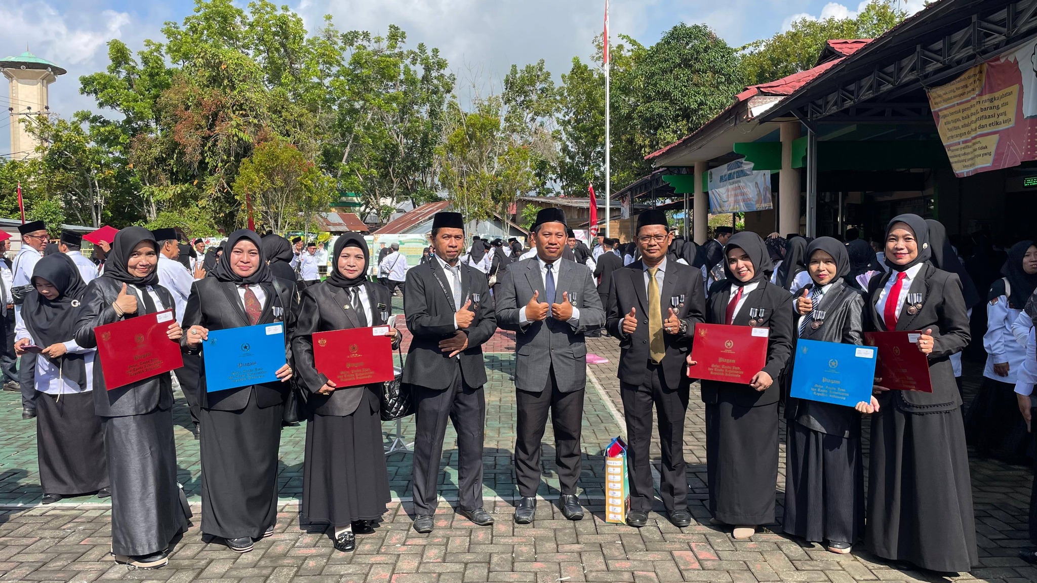 Momentum Apresiasi ASN, Pegawai MAN 2 HSU Terima Penghargaan SatyaLancana Karya Satya