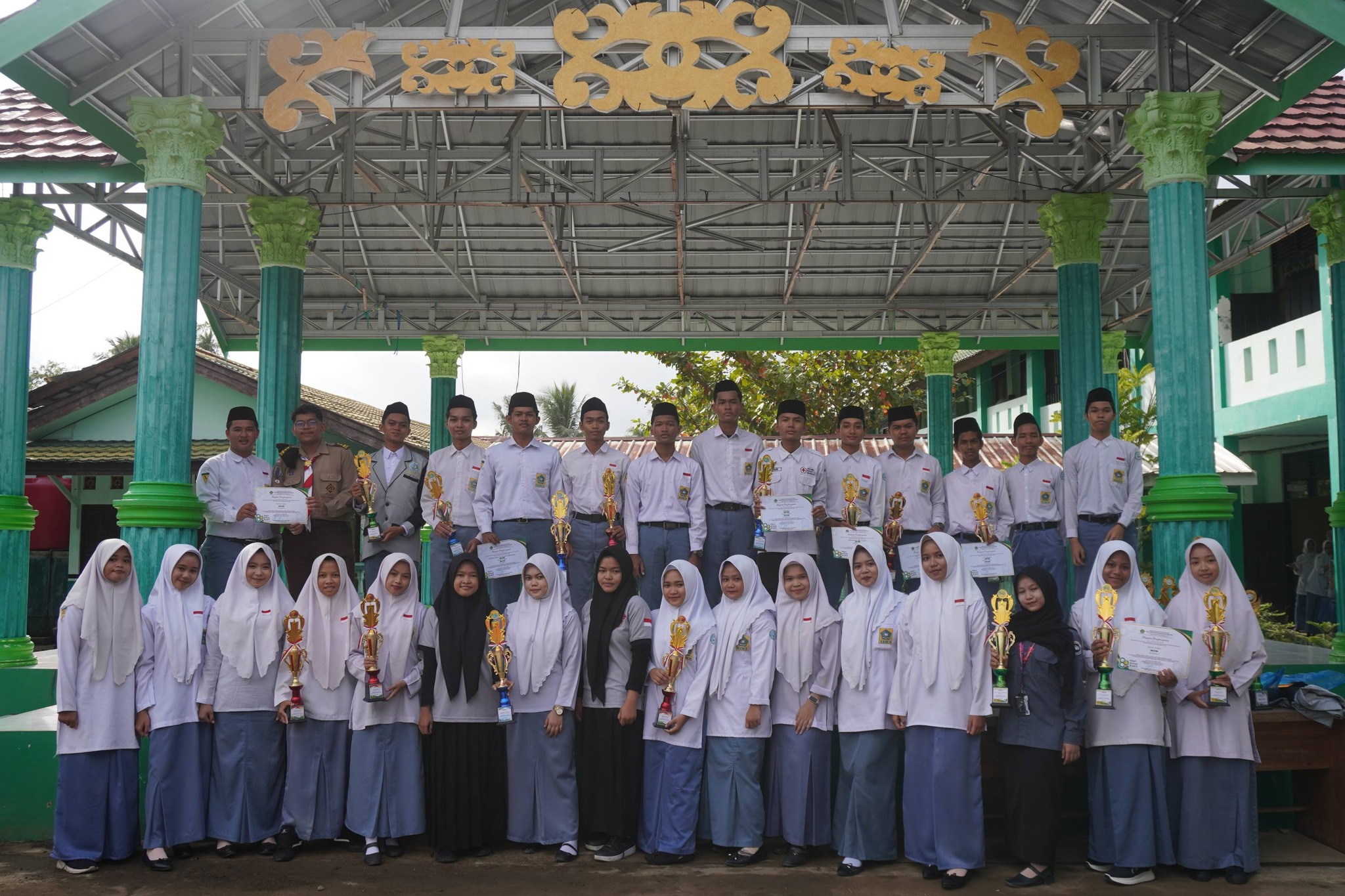 MAN 2 HSU Mengukir prestasi dalam semangat HAB Kemenag Ke-80, Para Juara Terima Piala Penghargaan