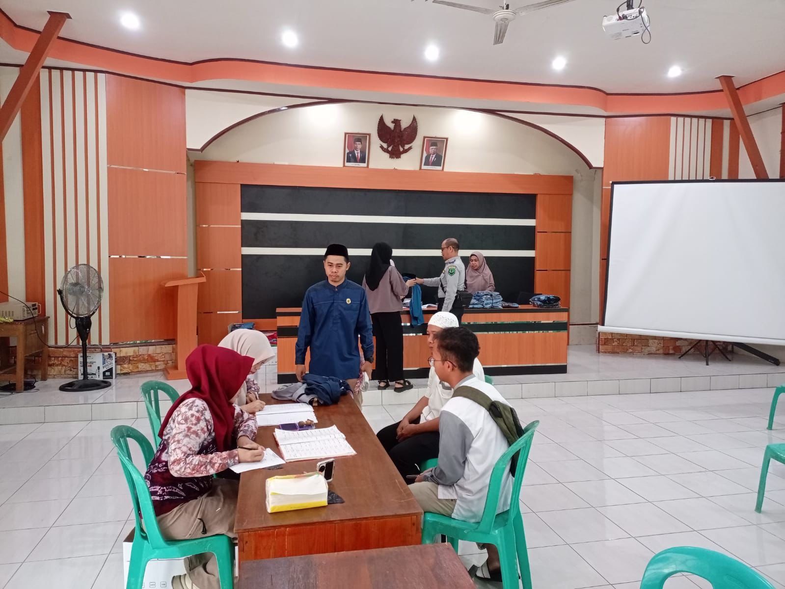 Monitoring Tim Zona Integritas (ZI) MAN 2 HSU bidang Pokja Penguatan Pengawasan dalam kegiatan (PPDB).