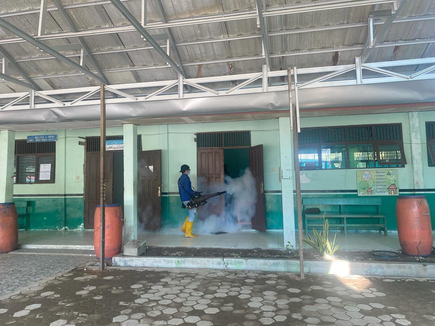 Cegah DBD, MAN 2 HSU Lakukan Fogging Di Lingkungan Madrasah