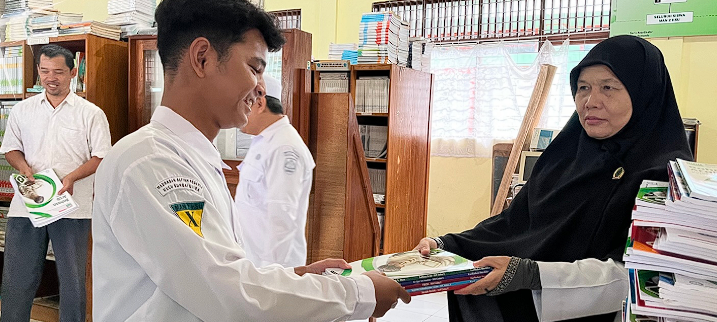 Tingkatkan Kualitas Pendidikan, MAN 2 HSU Pinjamkan Buku Paket Pembelajaran