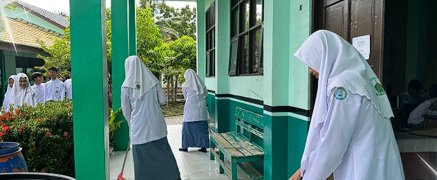 Pasca Banjir, MAN 2 HSU Laksanakan Giat Bersih-Bersih