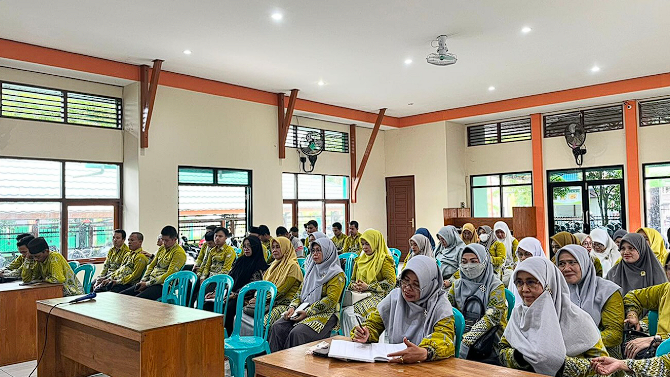 MAN 2 HSU laksanakan rapat awal tahun, semester genap Tahun Ajaran 2024/2025 yang bertempat di Aula Madrasah, Rabu (08/01/2025).