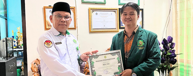 MAN 2 HSU Terima Piagam Penghargaan Kegiatan Observasi Mahasiswa Program Studi Pendidikan Agama Islam (PAI) STAI Rakha Amuntai