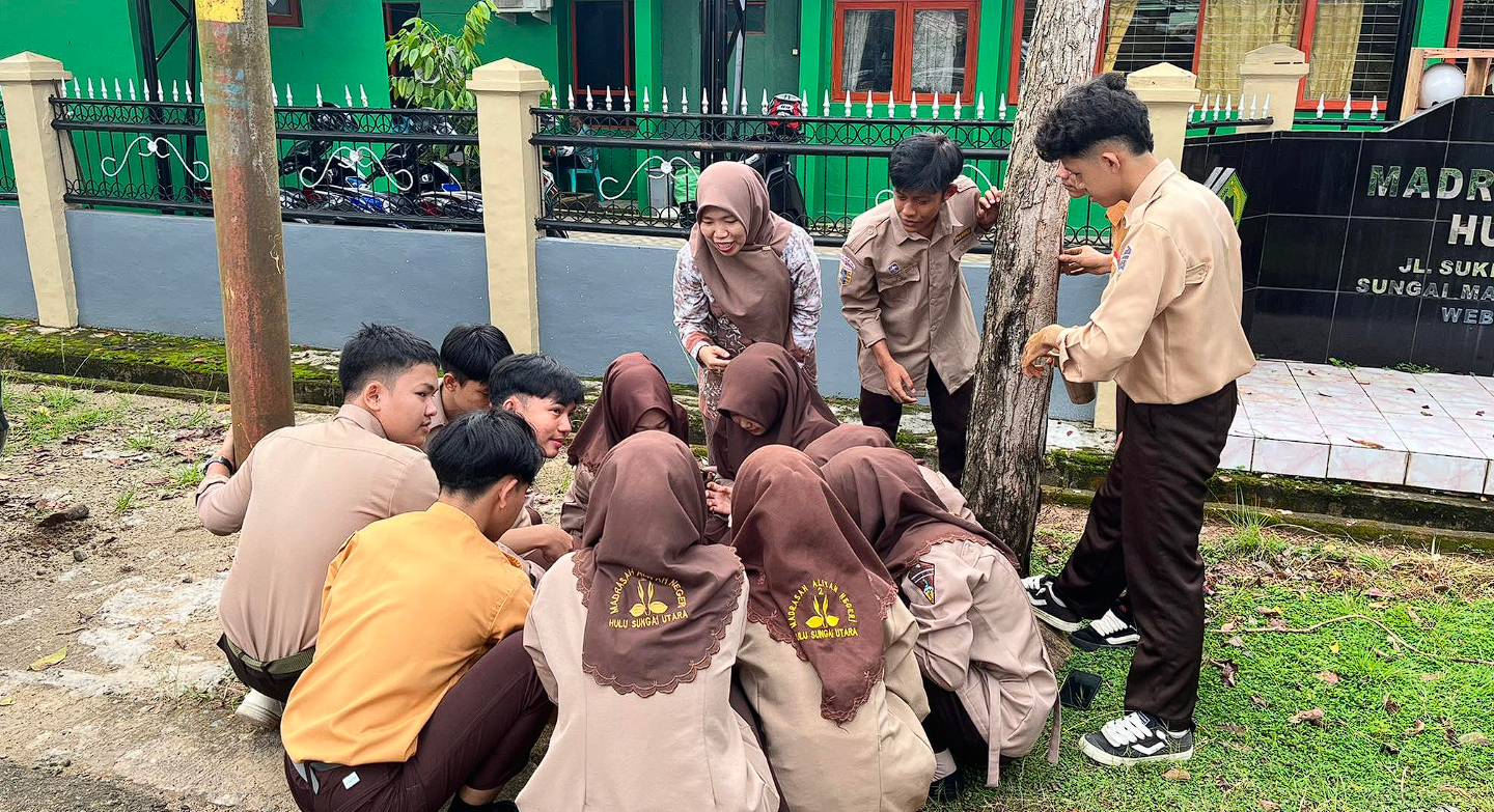 Praktek Geografi, Siswa Antusias Lakukan Uji Lapisan Tanah