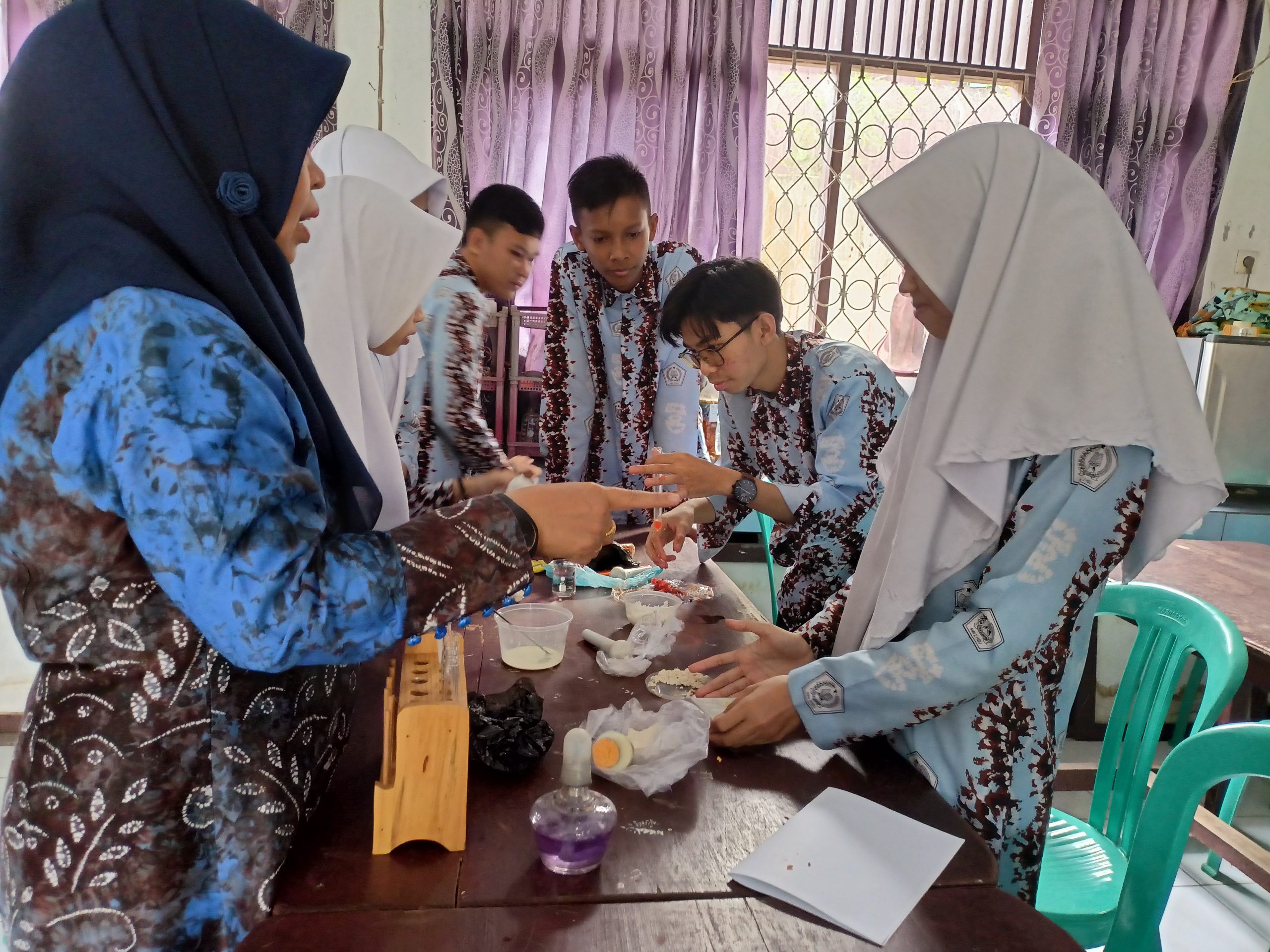 Kelas XI MIA 2 MAN 2 HSU Lakukan Uji Makanan Melalui Praktikum Biologi