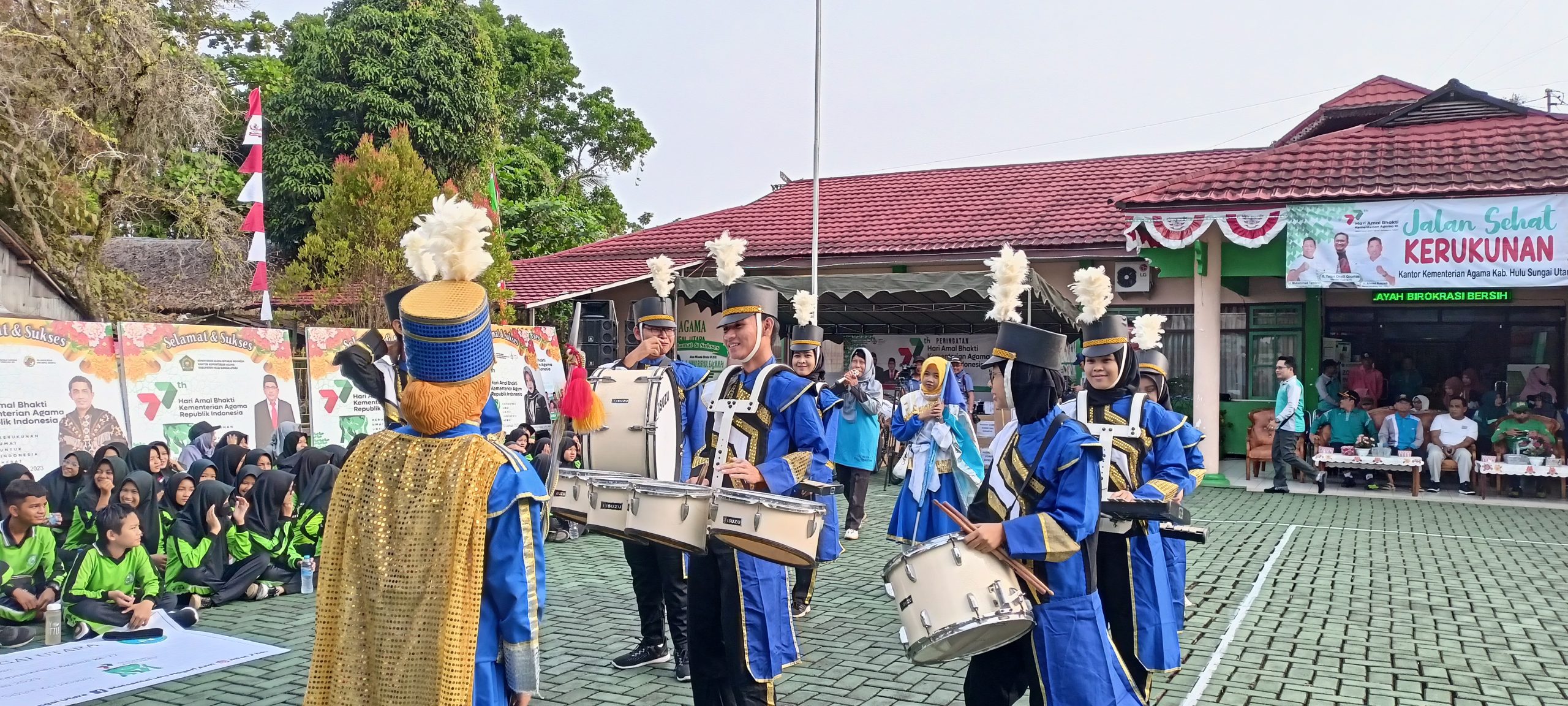 Marching Band MAN 2 HSU Meriahkan Jalan Santai HAB Kemenag Ke-77