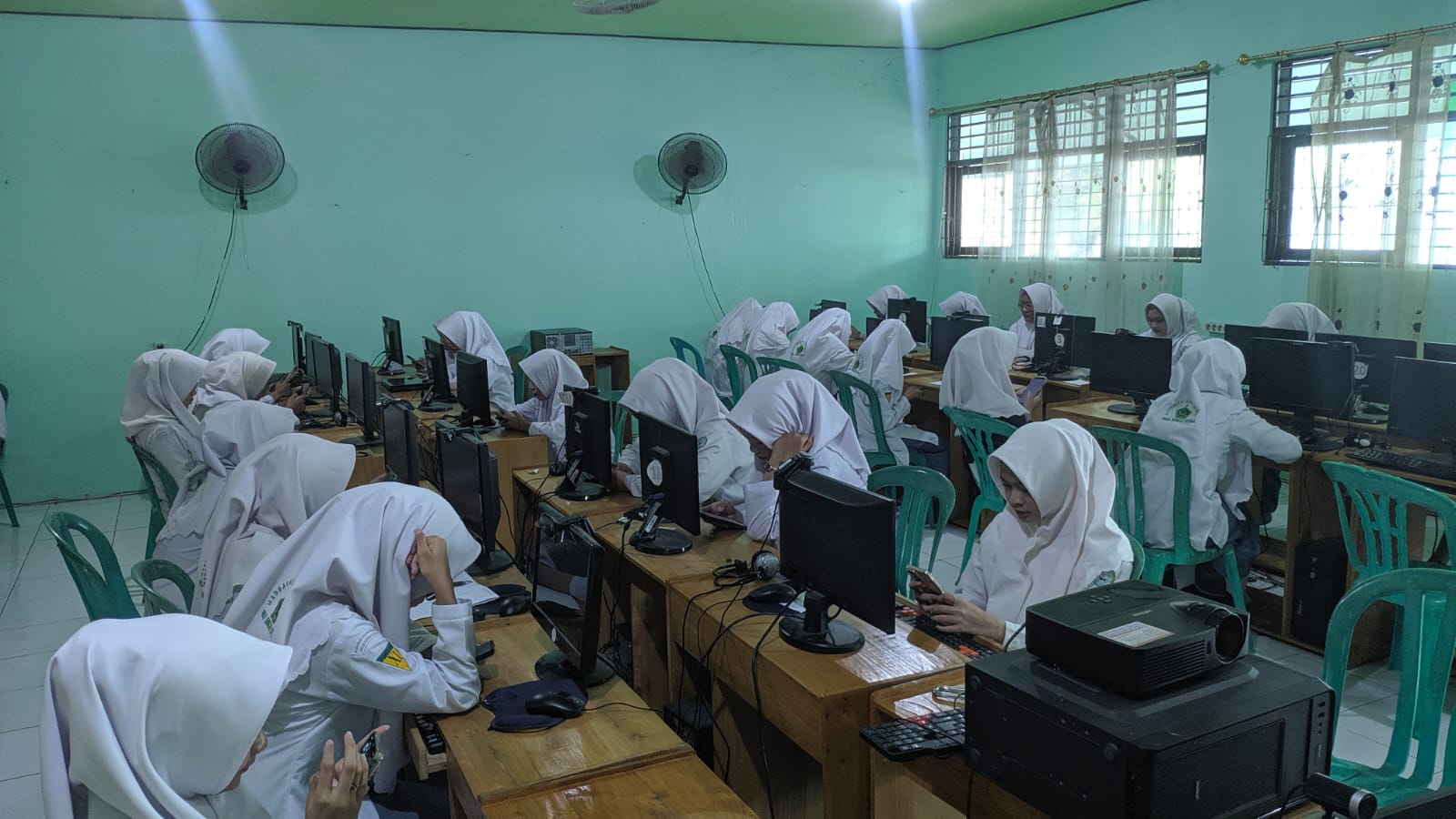 Penguatan Pendidikan Karakter Melalui AKMI di Madrasah